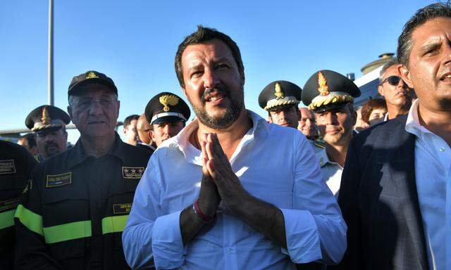 Italiens Vizepremier, Matteo Salvini, hat die Sündenböcke rasch gefunden, nach dem Einsturz der Morandi-Autobahnbrücke in Genua mit über 40 Toten. 