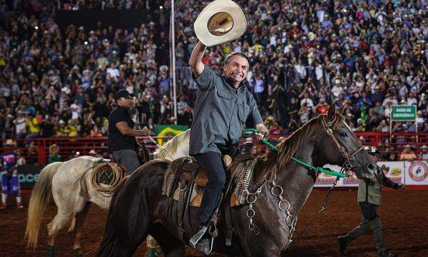 Damals war er noch fest im Sattel: Jair Bolsonaro auf dem Rücken eines Pferdes bei einem Cowboy-Festival im Jahr 2022. 