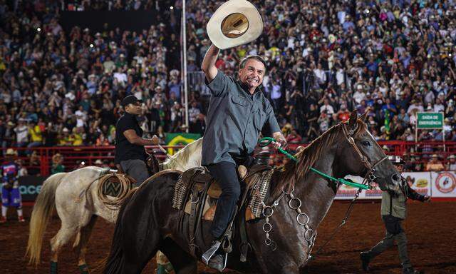 Damals war er noch fest im Sattel: Jair Bolsonaro auf dem Rücken eines Pferdes bei einem Cowboy-Festival im Jahr 2022. 