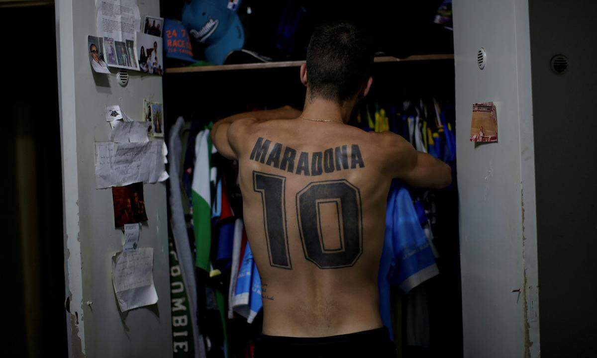 27. November. Diego Maradona verstarb Ende November. Die Fußball-Ikone hat Fans auf der ganzen Welt. Maradonas Landsmann Matias Disciosia hat sich sogar seinen Namen und dessen Trikotnummer 10 auf den Rücken tätowieren lassen.