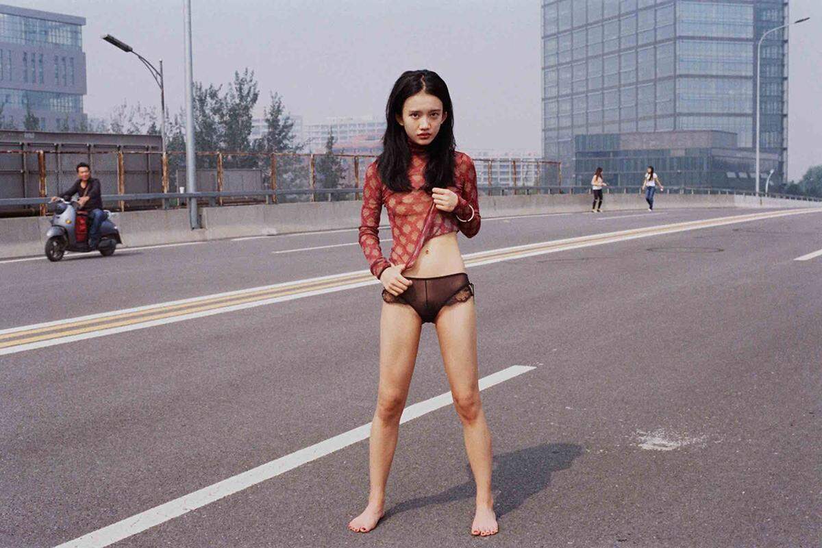 Yang findet ihre Modelle in einer über China hinaus wenig bekannten Subkultur. Sie fotografiert Frauen aus ihrem Umfeld. Die Porträts mäandern zwischen schüchtern und selbstbewusst.