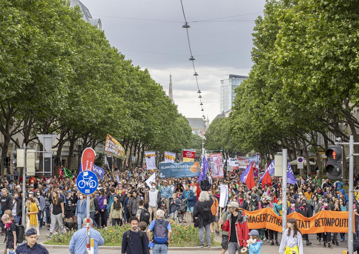 Der Demonstrationszug nahm kurz nach Mittag am Schwedenplatz seinen Ausgang und führte über den Praterstern zur Kaiserallee.