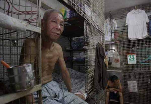 Jiang Shaojiu hat früher als Straßenhändler gearbeitet. In Hongkong werden seit den 1980er Jahren kaum mehr Lizenzen für den Straßenhandel vergeben.  Eine Wohnungsmiete kann er sich nicht leisten, ebensowenig wie...