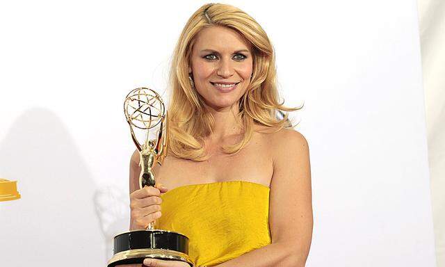 Claire Danes holds the Emmy award for outstanding lead actress in a drama series for her role in ´Homeland´ at the 64th Primetime Emmy Awards in Los Angeles