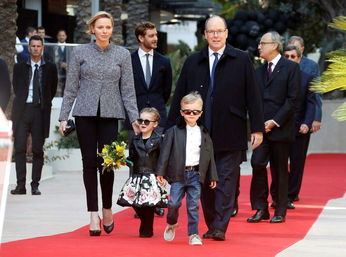 Wer die coolsten royalen Sprösslinge sind, das stellten Jacques und Gabriella von Monaco mit diesem Auftritt unter Beweis. Im Februar erschienen die fürstlichen Zwillinge zur Eröffnung eines neuen Luxus-Komplexes in Monte-Carlo lässig in Lederjacken und mit Sonnenbrillen.
