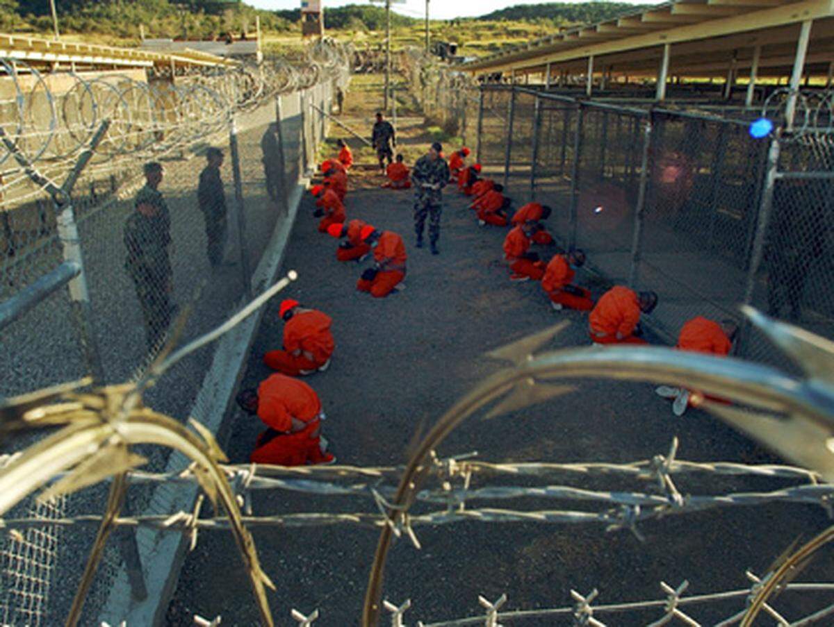Auf dem Gelände des US- Marinestützpunkts Guantanamo Bay gibt es mehrere Camps. Das berüchtigte Camp X-Ray, in dem Terrorverdächtige in orangefarbenen Overalls in Drahtkäfigen einsaßen, wurde noch 2002 geschlossen.