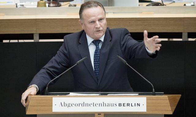 Georg Pazderski AfD spricht waeherend der Debatte ueber die Schlussfolgerungen aus dem Volksentsch