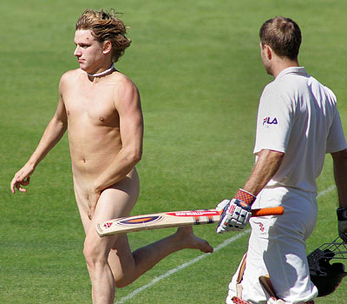 Leicht verwundert: Der Australische Cricketspieler Katich im Spiel gegen Neuseeland beim Anblick des bloden Jünglings.