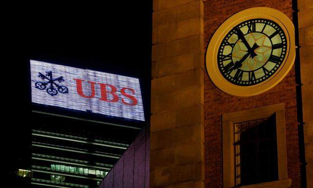 Die Schweizer Bank UBS plant reduzierte Dienstleistungen für eine größere Gruppe vermögender Kunden. 