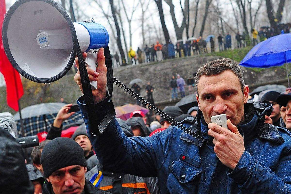 Austeilen kann er, der Witali Klitschko (42). Der mehrfache Box-Weltmeister (Schwergewicht) trat 2006 in die Politik ein, als er sich erstmals um das Bürgermeisteramt in Kiew bewarb. Im prowestlichen Lager stand er lange im Schatten von Julia Timoschenko. Doch die sitzt nun im Gefängnis, und Klitschko scheint der Mann der Stunde zu sein. Seine Partei "Udar" (Schlag) wurde bei der Wahl 2012 drittstärkste Kraft im Parlament. Auch er lehnte ein Regierungsamt unter Janukowitsch ab.