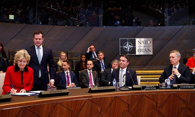 Im Beisein des mazedonischen Außenministers Nikola Dimitrow unterzeichneten die Botschafter der 29 Nato-Staaten am Mittwoch in Brüssel das Beitrittsprotokoll für das Land.