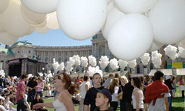 Im Mai 2003 ließen Schüler weiße 80.000 Luftballons mit Briefen die Opfer steigen.