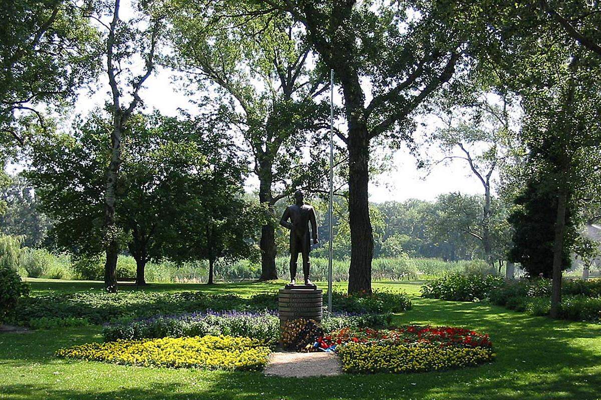 Che Guevara ist nicht der einzige südamerikanische Politiker, der mit einem Denkmal im Donaupark geehrt wird: Der chilenische Präsident Salvador Allende, der bei einem Militärputsch getötet wurde, und der Unabhängigkeitskämpfer Simon Bolivar finden sich ebenfalls im satten Grün des Parks.