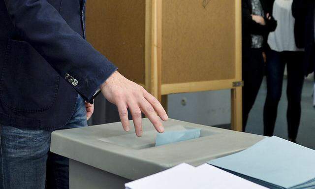 Archivbild: Bundeskanzler Christian Kern bei der Stimmabgabe zur - inzwischen aufgehobenen - Stichwahl