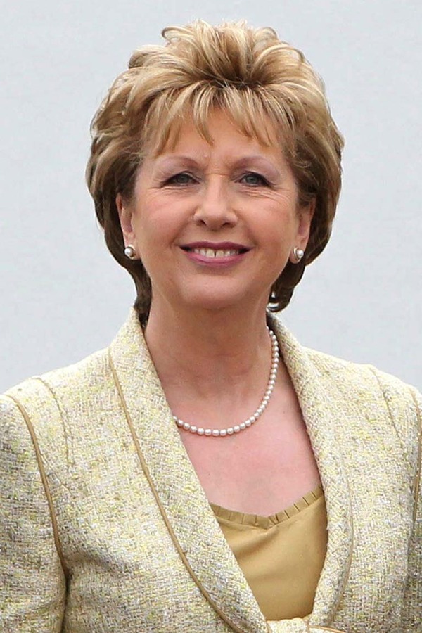 Im Krisenland Irland wird gespart - die Politiker-Gehälter sinken von extrem hoch auf sehr hoch. So bezahlen die Iren ihrer Präsidentin noch immer 250.000 Euro. Vor der Krise waren es allerdings 325.000 Euro. Dabei hat Mary McAlleese großteils repräsentative Aufgaben über.