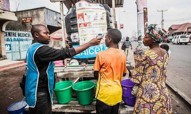 In Goma wird mancherorts die Körpertemperatur der Bewohner gemessen und auf die richtige Reaktion auf eine Ebola-Erkrankung vorbereitet.