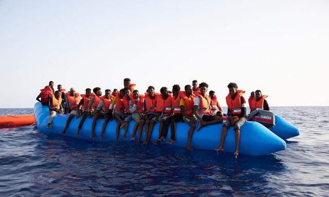 Boot mit illegalen Migranten, die Anfang Juli 34 Meilen vor der libyschen Küste gerettet worden sind.