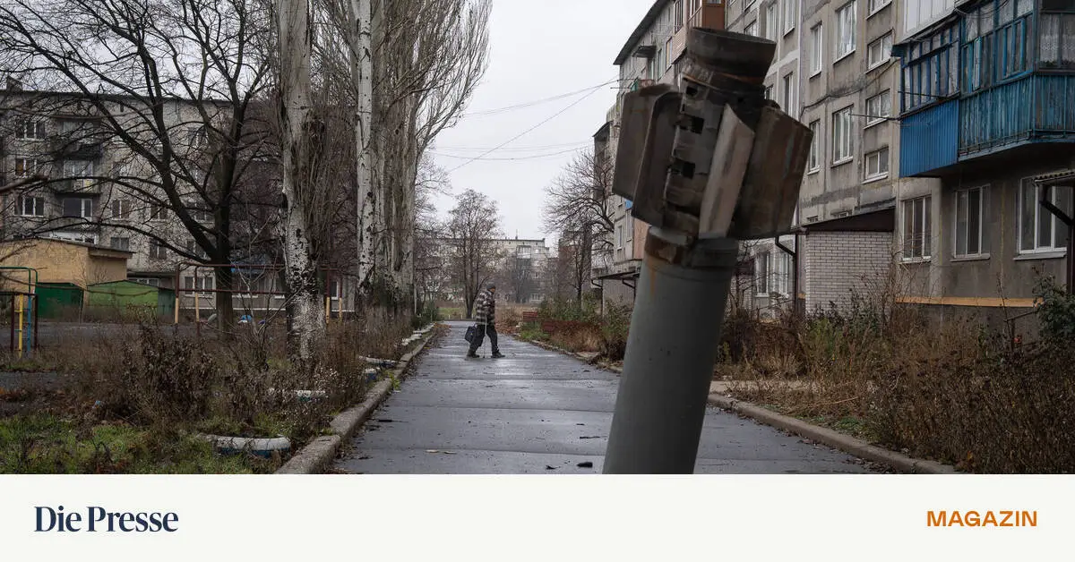 Die-letzten-Menschen-einer-Stadt-unter-Dauerbeschuss-premium-