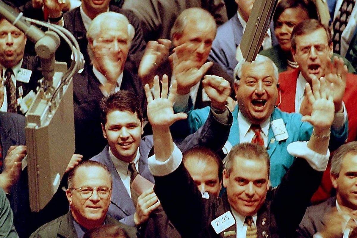 James Glassmann und Kevin Hassett schrieben 1999 in ihrem Buch "DOW 36.000": "Aktien sind jetzt mitten in einem einmaligen Anstieg und werden nur noch weiter steigen - bis auf 36.000 Punkte im Dow Jones". Ein Jahr später platzte die Dotcom-Bubble, der Dow fiel von 10.000 auf 7200 Punkte.