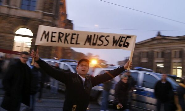 "Merkel muss weg" war bei der Pegida-Kundgebung am Montagabend in Dresden ein oft gelesener Spruch.