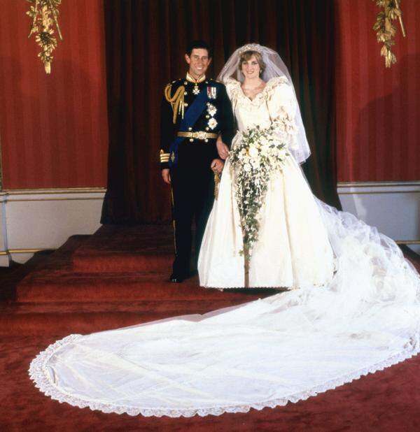 Pompös und romantisch. Das Kleid von Prinzessin Diana, das sie zu ihrer Hochzeit mit Prinz Charles wählte, ging in die Geschichte ein. David und Elizabeth Emanuel waren die Designer im Hintergrund.