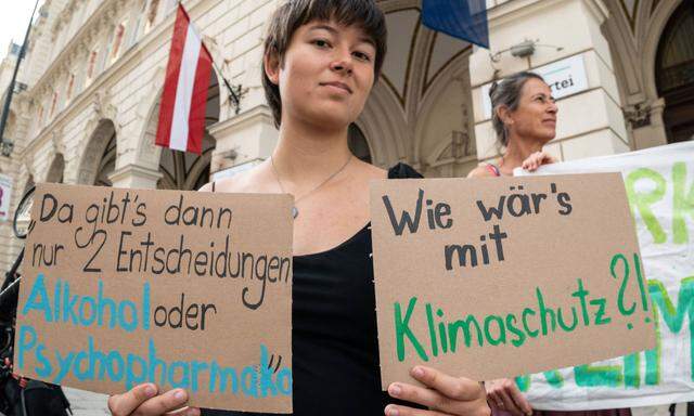 Aktion von Fridays for Future im Rahmen der Klimablockierer-Tour vor der ÖVP-Zentrale in Wien