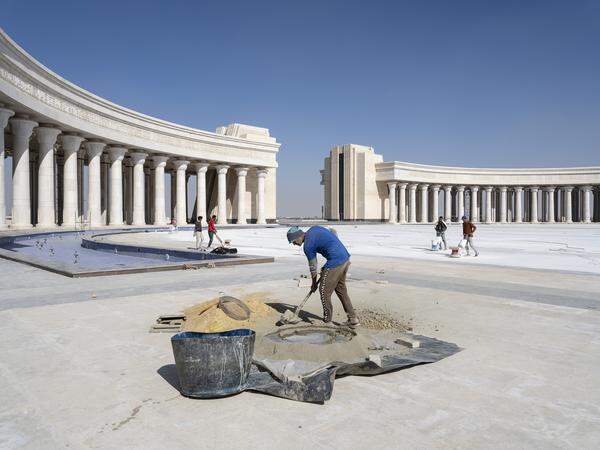 In der Wüste östlich von Kairo entsteht seit 2015 die neue Hauptstadt Ägyptens "New Administrative Capital" nach Vorbild von Dubai. Der Belgier Nick Hannes hielt die Bauarbeiten an der Retortenstadt fest und zeigte die Arbeiter, die das gigantische Projekt umsetzen.