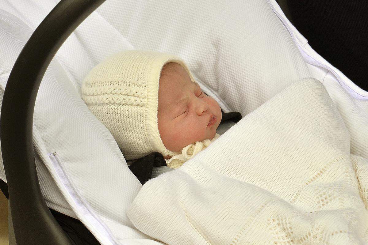Die Kleine ist fünfte Urenkelin von Königin Elizabeth II. und nach ihrem Bruder Prinz George (1) zweite Enkelin von Thronfolger Prinz Charles. Die offizielle Bezeichnung lautet: "Ihre Königliche Hoheit, Prinzessin von Cambridge".