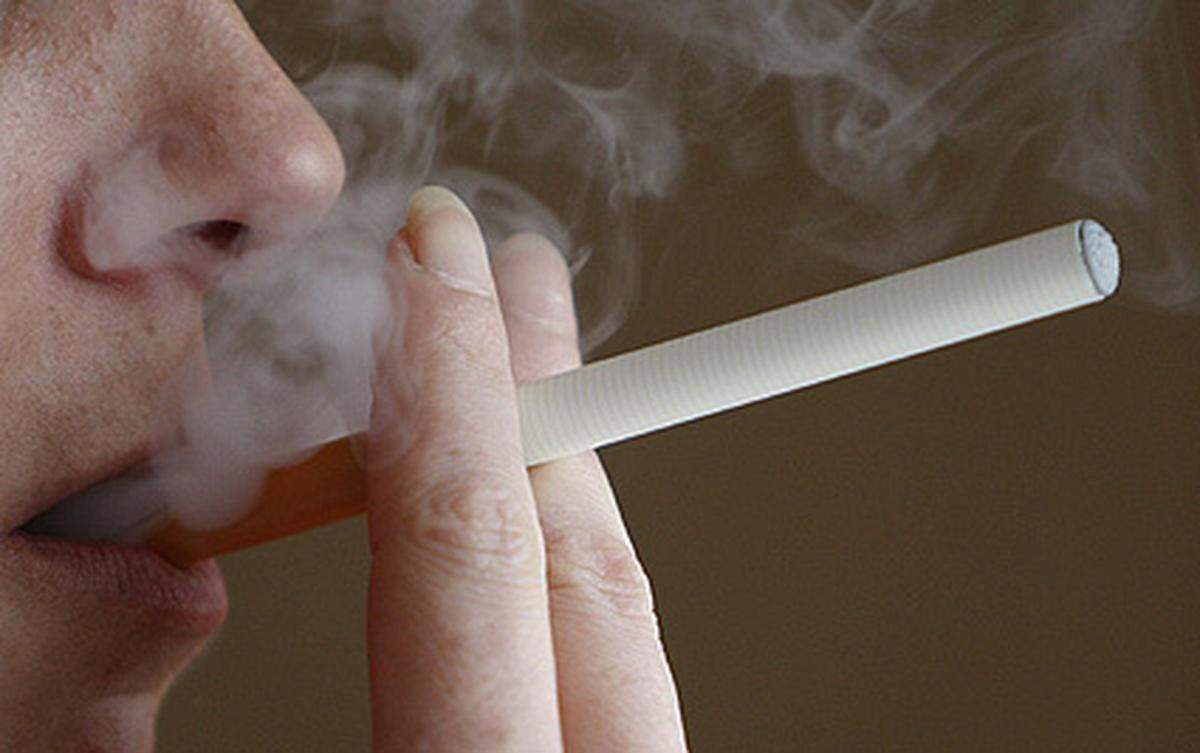 Wenn der Raucher die E-Cigarette inhaliert, wird die Luftmenge durch einen Sensor festgestellt und ein Zerstäuber produziert Wasserdampf. Statt Qualm wird also Dampf in die Luft geblasen.