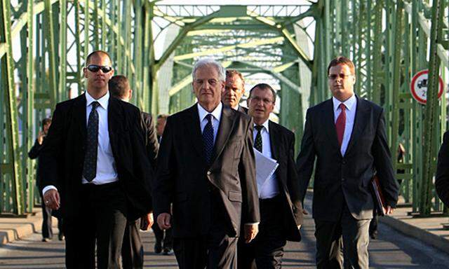 Der ungarische Präsident Laszlo Solyom auf der Grenzbrücke zur Slowakei.