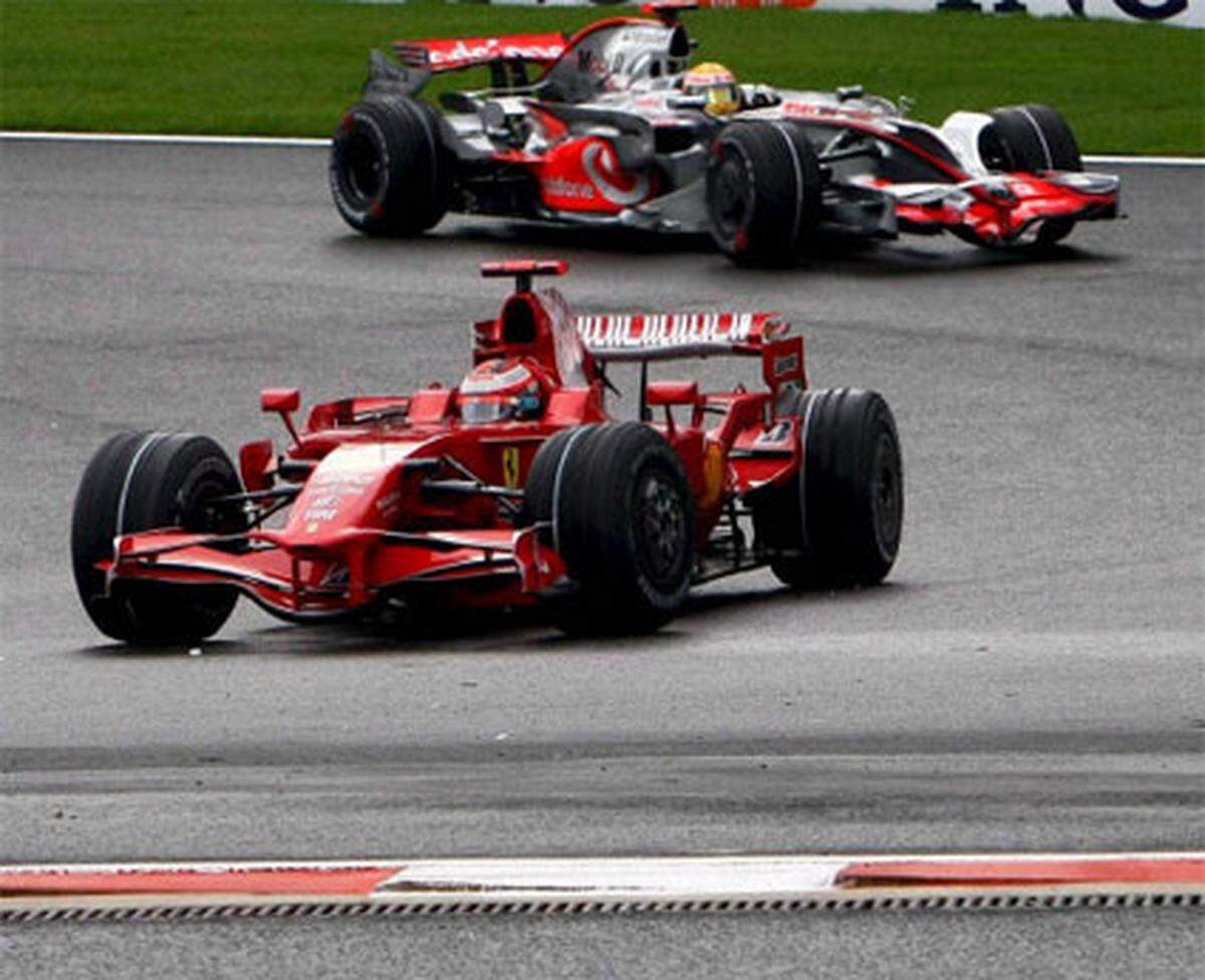 Der Brite wurde damit von den Rennkommissaren für sein Manöver gegen Weltmeister Kimi Räikkönen im Finish bestraft. Er habe in einer Schikane abgekürzt und sich so einen Vorteil verschafft, hieß es in der FIA-Mitteilung.
