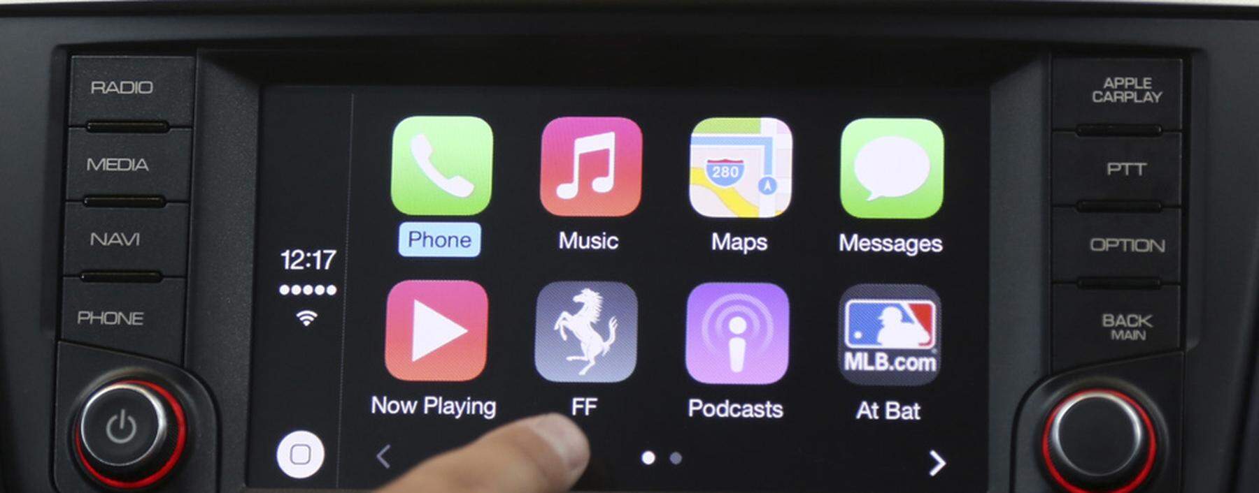 Apple´s Stephen Chick displays the CarPlay program at the Worldwide Developers Conference in San Francisco