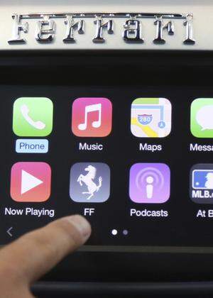 Apple´s Stephen Chick displays the CarPlay program at the Worldwide Developers Conference in San Francisco