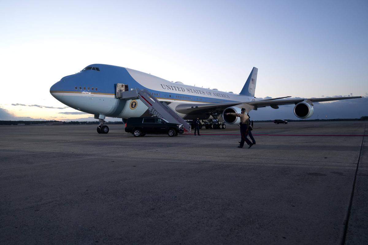 Die Air Force One, das Flugzeug des jeweils amtierenden US-Präsidenten, wartete im Hintergrund bereits auf seine Passagiere.
