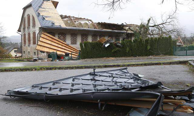 Klassischer Sturmschaden: abgedecktes Dach (hier in Kärnten 2018).