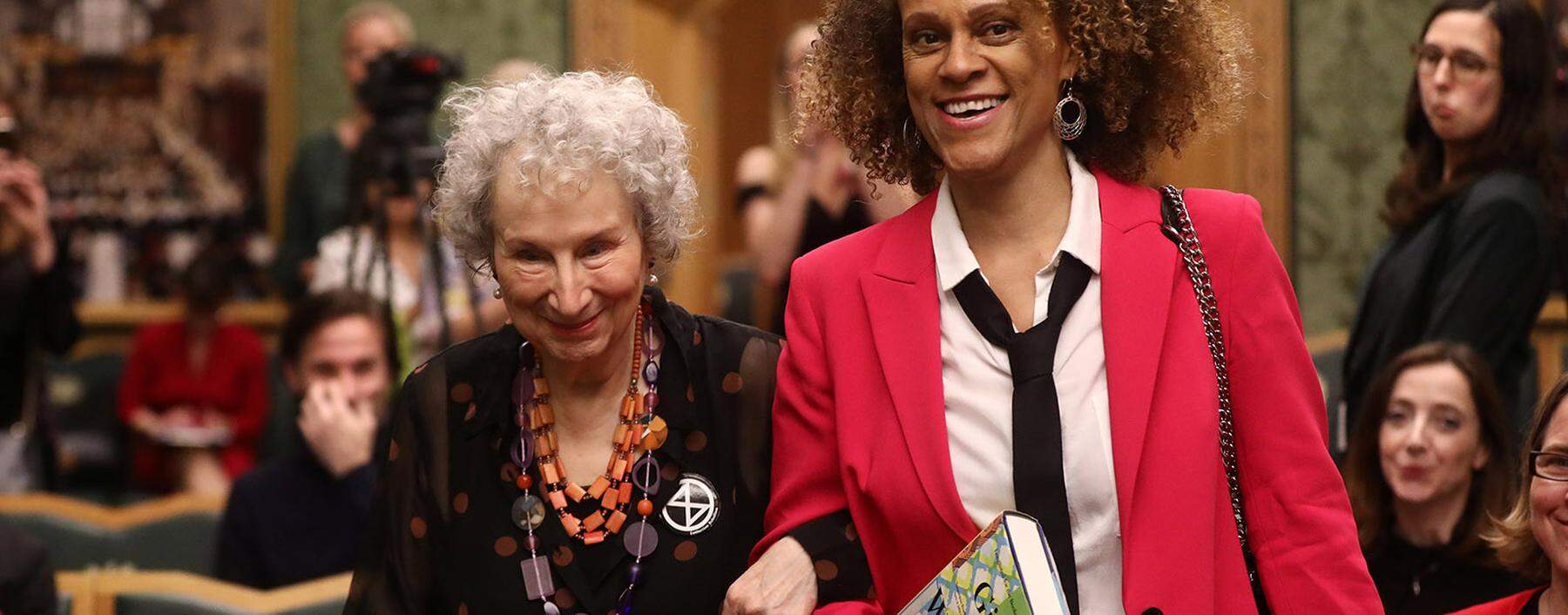 Margaret Atwood erhielt den Booker Prize zum zweiten Mal. Man beachte den „Extinction Rebellion“-Sticker. Mit ihr ausgezeichnet: Bernardine Evaristo: „Ich bin die erste schwarze Frau, die diesen Preis gewonnen hat. Ich hoffe, dass ich nicht lange die einzige bleibe.