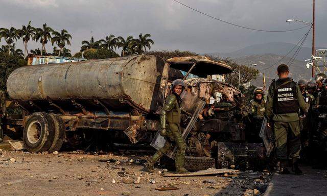 Das venezolanische Regime riegelte die Grenze zu Kolumbien ab. Staatschef Maduro und seine Hintermänner in der Armee wollen nicht weichen.