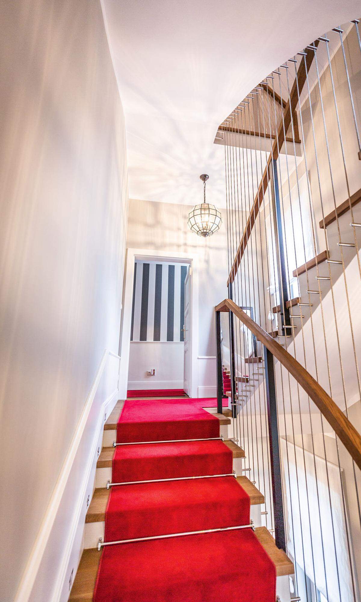 Roter Teppich. Bewusst ohne Muster: das Treppenhaus.