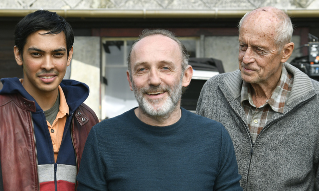 Regisseur Karl Markovics – den Strohhut hat er kurz abgenommen – vor dem Schrebergartenhaus mit den „Nobadi“-Hauptdarstellern Borhanulddin Hassan Zader (links) und Heinz Trixner (rechts).