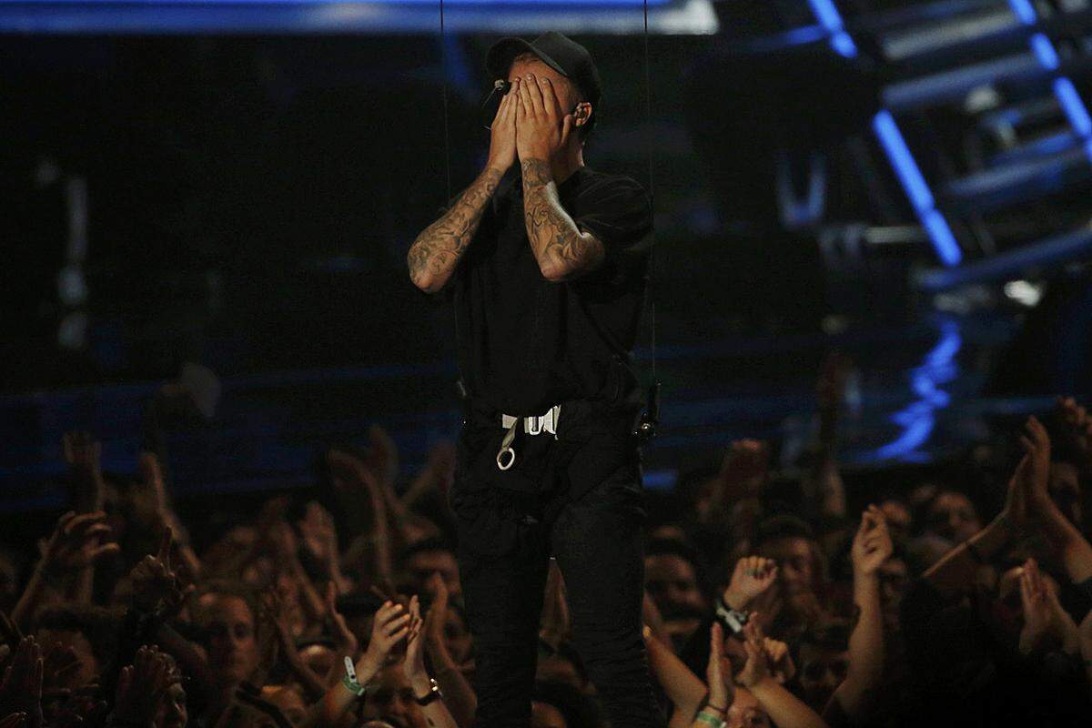 Den emotionalsten Moment des Abends hatte Justin Bieber, der zum ersten Mal seit fünf Jahren wieder in der Show auftrat. Nachdem er seinen neuen Song "What Do You Mean" vorgestellt hatte, brach der 21-Jährige vor laufenden Kameras in Tränen aus.
