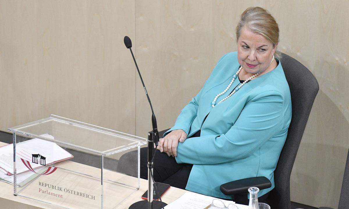 "Minderheiten auszugrenzen, Suchtkranke auszugrenzen, das verurteile ich." Gesundheitsministerin Beate Hartinger-Klein (FPÖ) zerdrückt eine Träne für diskriminierte Raucher.