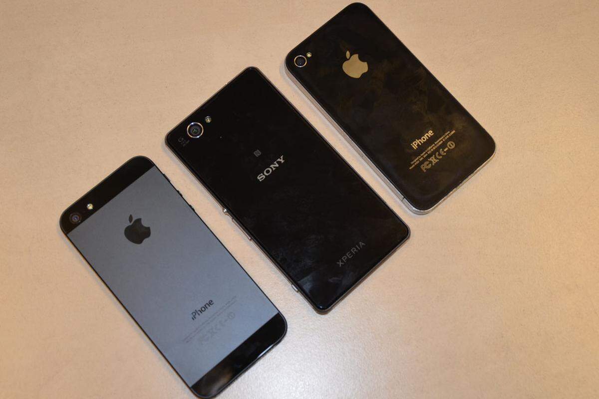 Sony hat aber noch ein überzeugendes Argument. Das Design. Ähnlich wie das iPhone 4 und 4S ist das Gerät vorne und hinten in Glas gefasst - ganz ohne Bedienelemente.Im Bild: iPhone 5, Xperia Z1 Compact und das iPhone 4S