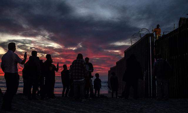 Die US-Grenzsperren reichen bei Tijuana bis ins Meer.