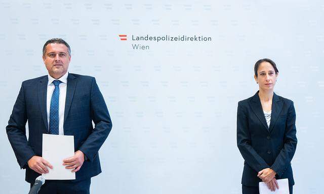 Sangen ein Loblied auf die gute Zusammenarbeit: Chefermittler Michael Lohnegger und Staatsanwältin Nina Bussek.