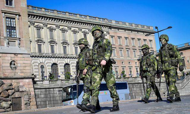Reservisten vor dem Stockholmer Königspalast