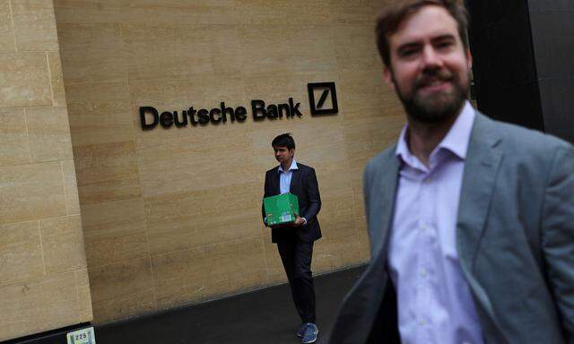 Tag eins nach der Verkündigung der Radikalkur. Ein Mann verlässt mit einer Schachtel ein Gebäude der Deutschen Bank in London.