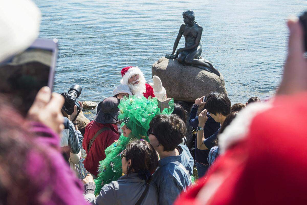 Sie darf bei einem Kopenhagen-Besuch nicht fehlen. Die Weihnachtsmänner schauten auch bei der Kleinen Meerjungfrau vorbei.