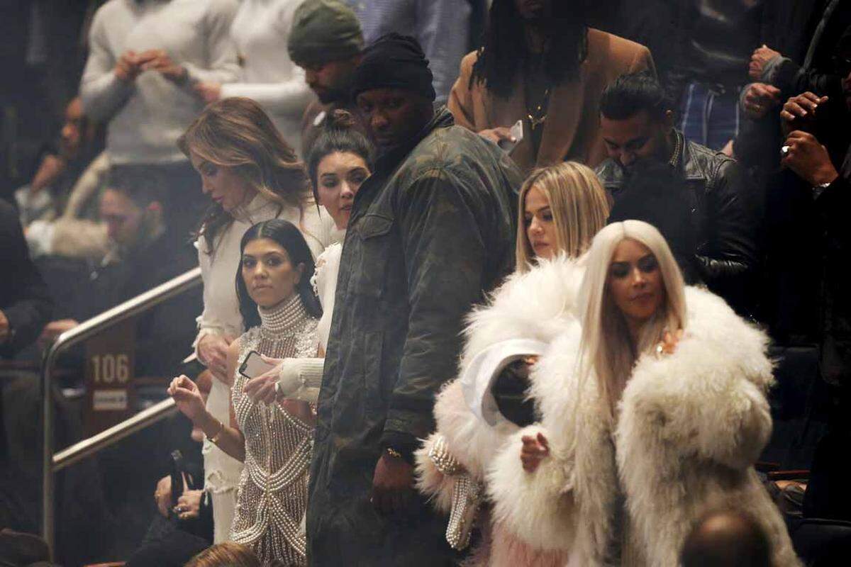 Der gesamte Kardashian-Klan mit der erblondeten  Kim Kardashian, Caitlyn Jenner, Kendall, Kourtney, Khloe und Kylie saßen im Publikum der Fashion Show von Kanye West.
