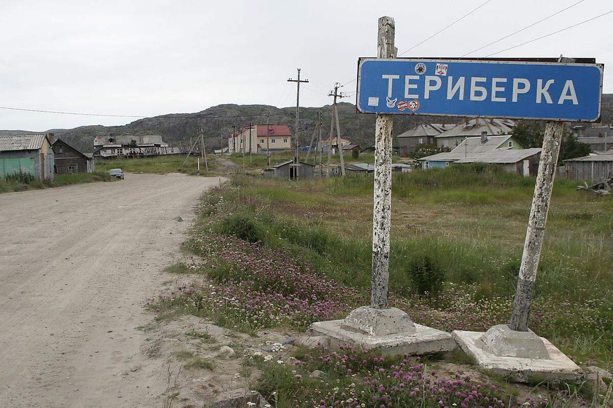 Die Ortseinfahrt von Teriberka: Etwa 1000 Einwohner hat das Dorf an der Barentssee heute. In den 1940er und 1950er Jahren lebten 5000 Menschen hier. In der Sowjetära wurden Fischereibetriebe und Kolchosen aufgebaut, Teriberka etablierte sich als regionales Zentrum. Doch seit den 1960er Jahren verlassen die Menschen den entlegenen Ort.