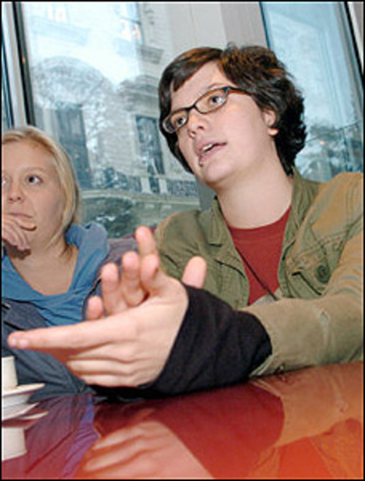 Bei der Österreichischen HochschülerInnenschaft (ÖH) stößt das umstrittene Ergebnis der Koalitionsverhandlungen auf völliges Unverständnis. "Als NachhilfelehrerIn verdiene ich rund 15 Euro pro Stunde. Wieso sollte ich dann freiwilligen Dienst für umgerechnet 6,05 Euro die Stunde machen", meinte Barbara Blaha aus dem Vorsitzteam der ÖH.